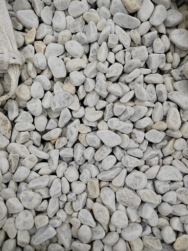 Kamenclub.ru: Мраморная крошка (щебень галтованный белый) фр.40-70 мм.  купить в Новосибирске мрамор белый молочный айвори окатанный округлый природный камень 17000 руб/т   фото КАМЕНЬ КЛУБ