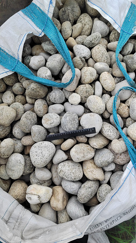 Kamenclub.ru: Галька речная окат (серо-белая) фр. 70-120 мм купить  в Новосибирске галька галечник бело-серая, серо-белая, серая, белая речная природная галька  8000 руб/т   фото КАМЕНЬ КЛУБ