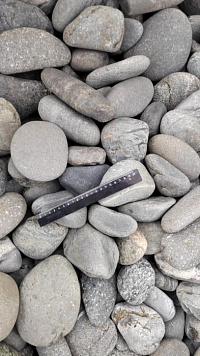 Kamenclub.ru: Галька речная окат (темно-серая) фр. 70-150 мм. купить  в Новосибирске галька речная темно-серая, синяя, серая речная галька округлая  8000 руб/т   фото КАМЕНЬ КЛУБ