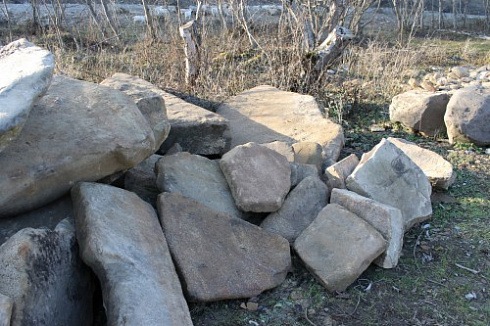 Kamenclub.ru: Песчаник плиты - плахи - пошаговые дорожки (фр. 70-150 мм)  купить в Новосибирске песчаник серый бежевый желтый зеленый колотый песчаник строительный 6500 руб/т   фото КАМЕНЬ КЛУБ