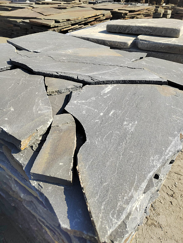 Kamenclub.ru: Песчаник пластушка светло-серый (3,0 см)  купить в Новосибирске песчаник светло-серый, серый песчаник рваный ландшафтный колотый 13800 руб/м3   фото КАМЕНЬ КЛУБ