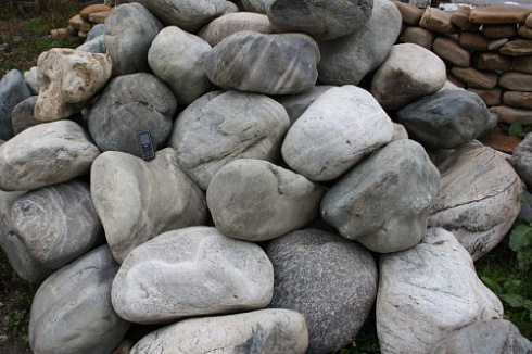 Kamenclub.ru: Речной валун Кабанчик фр.300-500 мм.  купить в Новосибирске крупный природный камень галька серый, темно-серый речной валун галечник масштабный 7000 руб/т   фото КАМЕНЬ КЛУБ