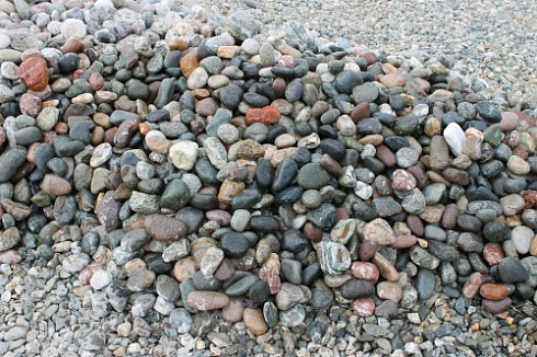 Kamenclub.ru: Галька окат (цветная картошка) фр. 50-100 мм. купить  в Новосибирске галька природная окатанная серый белый цветной синий темно-серый коричневый округлый галечник окатанный 6800 руб/т   фото КАМЕНЬ КЛУБ
