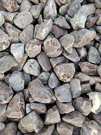 Kamenclub.ru: Мраморная крошка (щебень галтованный розовый) фр.10-20 мм.  купить в Новосибирске мрамор розовый, красный ландшафтный декоративный окатанный округлый щебень 15000 руб/т   фото КАМЕНЬ КЛУБ