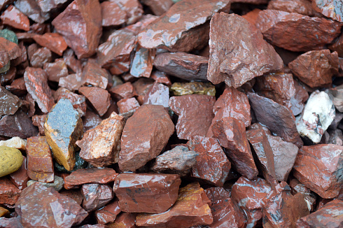 Kamenclub.ru: Щебень крошка красный (ЯШМА) фр. 10-20 мм.  купить в Новосибирске яшма красный, бордовый, оранжевый, рыжий декоративный каменный ландшафтный щебень колотый 9000 руб/т   фото КАМЕНЬ КЛУБ