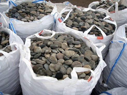 Kamenclub.ru: Галька речная плоская (ассорти) фр. 70-150 мм. купить  в Новосибирске галька галечник серый белый темно-серый синий светло-серый плоская природная галька  9000 руб/т   фото КАМЕНЬ КЛУБ