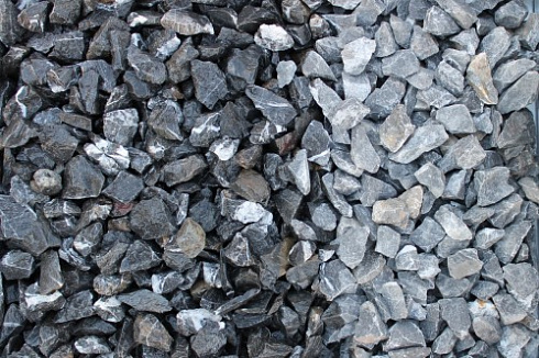 Kamenclub.ru: Щебень крошка черный (мрамор) фр. 20-40 мм.  купить в Новосибирске мрамор черный с белыми прожилками мраморная каменная крошка 11000 руб/т   фото КАМЕНЬ КЛУБ