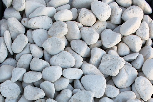 Kamenclub.ru: Мраморная крошка (щебень галтованный белый) фр.40-70 мм.  купить в Новосибирске мрамор белый молочный айвори окатанный округлый природный камень 17000 руб/т   фото КАМЕНЬ КЛУБ