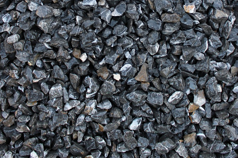 Kamenclub.ru: Щебень крошка черный (мрамор) фр. 40-70 мм.  купить в Новосибирске мрамор черный с белыми прожилками, черный, белый декоративный щебень 11000 руб/т   фото КАМЕНЬ КЛУБ