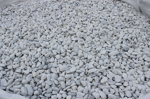 Kamenclub.ru: Мраморная крошка (щебень галтованный белый) фр.10-20 мм.  купить в Новосибирске мрамор белый, молочный, айвори окатанный округлый декоративный ландшафтный щебень 17000 руб/т   фото КАМЕНЬ КЛУБ