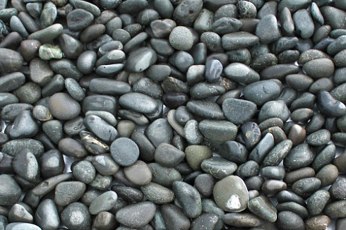 Kamenclub.ru: Галька речная окат (темно-серая) фр. 70-150 мм. купить  в Новосибирске галька речная темно-серая, синяя, серая речная галька округлая  8000 руб/т   фото КАМЕНЬ КЛУБ