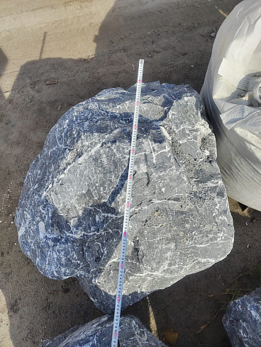 Kamenclub.ru: Черный мрамор скальник фр. 1000-1500 мм.  купить в Новосибирске мрамор черный белый серый крупный колотый валун ландшафтный 9000 руб/т   фото КАМЕНЬ КЛУБ