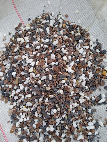 Kamenclub.ru: Мраморная крошка (щебень галтованный микс:: белый-черный) фр.5-10 мм  купить в Новосибирске мрамор белый, черный, молочный, серый галтовка мраморная окатанная декоративная ландшафтная 15500 руб/т   фото КАМЕНЬ КЛУБ