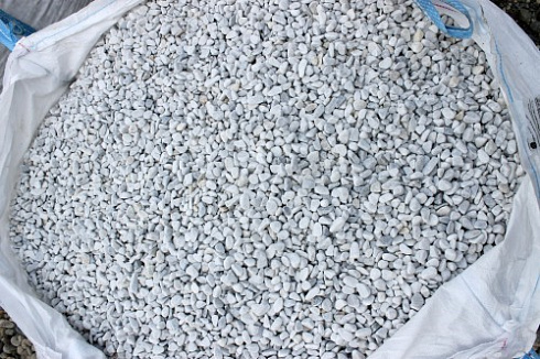 Kamenclub.ru: Мраморная крошка (щебень галтованный белый) фр.10-20 мм.  купить в Новосибирске мрамор белый, молочный, айвори окатанный округлый декоративный ландшафтный щебень 17000 руб/т   фото КАМЕНЬ КЛУБ