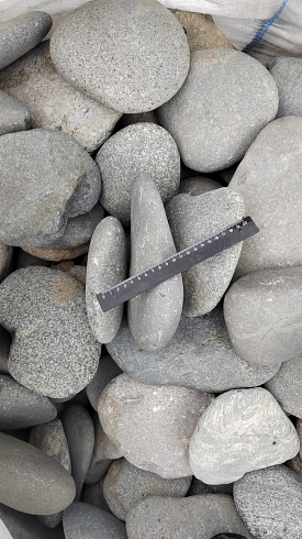 Kamenclub.ru: Галька речная плоская (темно-серая) фр. 70-150 мм. купить  в Новосибирске галечник природный темно-серый серый синий речная плоская природная окатанная  9000 руб/т   фото КАМЕНЬ КЛУБ