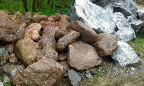 Kamenclub.ru: Конгломераты фр. 300-1000 мм.  купить в Новосибирске кварц мрамор диабаз коричневый, серый зеленоватый речной валун крупный 6500 руб/т   фото КАМЕНЬ КЛУБ