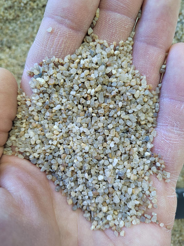 Кварцевый песок для водоподготовки фр. 1,6-3 мм.  купить в Новосибирске фото Камень Клуб