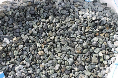 Kamenclub.ru: Щебень крошка зеленый (змеевик) фр. 20-40 мм.  купить в Новосибирске мрамор зеленый, салатовый ландшафтная мраморная крошка 8500 руб/т   фото КАМЕНЬ КЛУБ