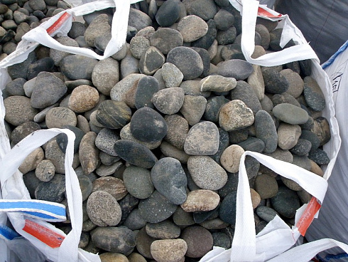 Kamenclub.ru: Галька речная плоская (ассорти) фр. 100-200-300 мм. купить  в Новосибирске галька плоская разноцветная серый белый темно-серый синий речная галька ландшафтная 8000 руб/т   фото КАМЕНЬ КЛУБ