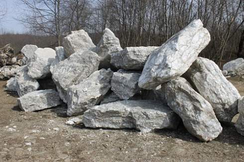 Kamenclub.ru: Мраморизированный известняк фр.500-1500 мм.  купить в Новосибирске    10000 руб/т   фото КАМЕНЬ КЛУБ