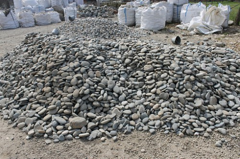 Kamenclub.ru: Галька речная плоская (ассорти) фр. 70-150 мм. купить  в Новосибирске галька галечник серый белый темно-серый синий светло-серый плоская природная галька  9000 руб/т   фото КАМЕНЬ КЛУБ
