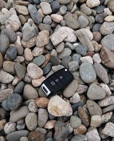 Kamenclub.ru: Галька горная речная окат (цветная) фр. 20-40 мм. купить  в Новосибирске галька речная серый синий бежевый белый окатанная речная галька ландшафтная 6800 руб/т   фото КАМЕНЬ КЛУБ