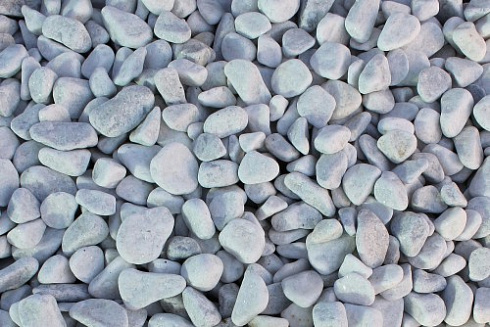 Kamenclub.ru: Мраморная крошка (щебень галтованный белый), фр.20-40 мм.  купить в Новосибирске мрамор белый бежевый молочный мраморный щебень декоративный 17000 руб/т   фото КАМЕНЬ КЛУБ