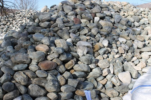 Kamenclub.ru: Ландшафтные валунчики фр.100-500 мм.  купить в Новосибирске крупный природный камень серый, темно-серый, светло-серый речной валун крупный 4800 руб/т   фото КАМЕНЬ КЛУБ