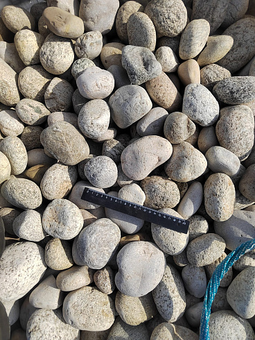 Kamenclub.ru: Галька речная окат (серо-белая) фр. 70-120 мм купить  в Новосибирске галька галечник бело-серая, серо-белая, серая, белая речная природная галька  8000 руб/т   фото КАМЕНЬ КЛУБ