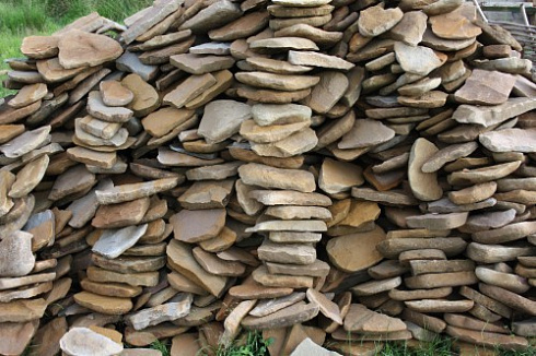 Kamenclub.ru: Песчаник колотый для облицовки (фр. 2-3 см)  купить в Новосибирске песчаник бежевый серый рыжий песчаник строительный 5000 руб/т   фото КАМЕНЬ КЛУБ