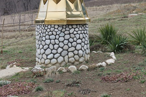 Kamenclub.ru: Галька речная плоская (бело-серая) фр. 100-200-300 мм. купить  в Новосибирске галька речная плоская серый, белый, бело-серый, серо-белый речная галька плоская  9000 руб/т   фото КАМЕНЬ КЛУБ