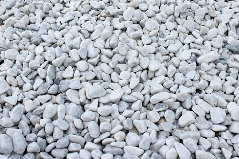 Kamenclub.ru: Мраморная крошка (щебень галтованный белый) фр.40-70 мм.  купить в Новосибирске мрамор белый молочный айвори окатанный округлый природный камень 17000 руб/т   фото КАМЕНЬ КЛУБ