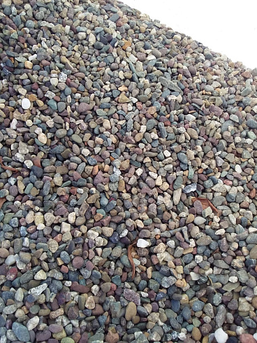 Kamenclub.ru: Галька речная окат цветная фр.5-10 мм. купить  в Новосибирске галька речная белый, серый, красноватый, синий, темно-серый речная окатанная галька декоративная 6800 руб/т   фото КАМЕНЬ КЛУБ