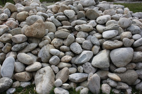 Kamenclub.ru: Бело-серый валунчик фр.100-300 мм.  купить в Новосибирске крупный камень для ландшафта серый, белый бело-серый валун крупная галька 4500 руб/т   фото КАМЕНЬ КЛУБ