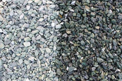 Kamenclub.ru: Мраморная крошка (щебень галтованный микс:зеленый-черный) фр.10-20 мм.  купить в Новосибирске мрамор зеленый, черный декоративные ландшафтные окатанные округлые камни щебня 14500 руб/т   фото КАМЕНЬ КЛУБ