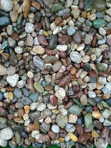 Kamenclub.ru: Галька горная речная окат (цветная) фр. 20-40 мм. купить  в Новосибирске галька речная серый синий бежевый белый окатанная речная галька ландшафтная 6800 руб/т   фото КАМЕНЬ КЛУБ