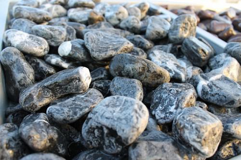 Kamenclub.ru: Щебень галтованный черный (мрамор) фр.20-40 мм.  купить в Новосибирске мрамор черный с белыми прожилками мрамор окатанный округлый 15000 руб/т   фото КАМЕНЬ КЛУБ