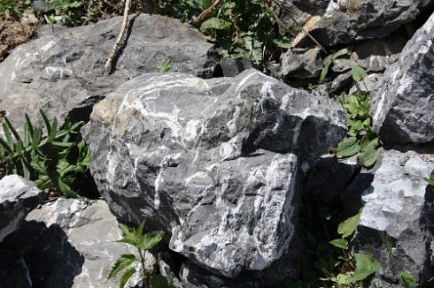 Kamenclub.ru: Черный мрамор скальник фр. 1000-1500 мм.  купить в Новосибирске мрамор черный белый серый крупный колотый валун ландшафтный 9000 руб/т   фото КАМЕНЬ КЛУБ