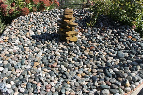 Kamenclub.ru: Галька окат (цветная картошка) фр. 50-100 мм. купить  в Новосибирске галька природная окатанная серый белый цветной синий темно-серый коричневый округлый галечник окатанный 6800 руб/т   фото КАМЕНЬ КЛУБ