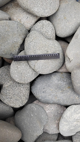 Kamenclub.ru: Галька речная плоская (темно-серая) фр. 70-150 мм. купить  в Новосибирске галечник природный темно-серый серый синий речная плоская природная окатанная  9000 руб/т   фото КАМЕНЬ КЛУБ
