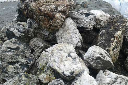 Kamenclub.ru: Черный гранит - кварцит фр. 100-500 мм.  купить в Новосибирске мрамор гранит черный с белыми прожилками, серый, белый валун скальный колотый 7000 руб/т   фото КАМЕНЬ КЛУБ