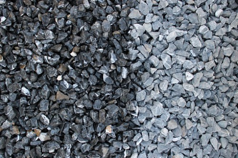 Kamenclub.ru: Щебень крошка черный (мрамор) фр. 10-20 мм.  купить в Новосибирске мрамор черный с белыми прожилками, черный, белый каменная ландшафтная декоративная крошка щебня 11000 руб/т   фото КАМЕНЬ КЛУБ
