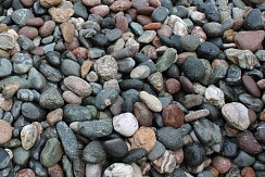 Kamenclub.ru: Галька окат (цветная картошка) фр. 50-100 мм. купить  в Новосибирске галька природная окатанная серый белый цветной синий темно-серый коричневый округлый галечник окатанный 6800 руб/т   фото КАМЕНЬ КЛУБ