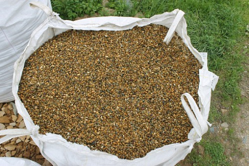 Kamenclub.ru: Галька окат (серо-желтая) фр.10-20 мм. купить  в Новосибирске галька серо-желтая, рыжая, серый речная окатанная округлая галька 5000 руб/т   фото КАМЕНЬ КЛУБ