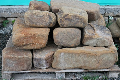 Kamenclub.ru: Песчаник для строительства и кладки (фр. 200-400 мм)  купить в Новосибирске песчаник бежевый серый рыжий желтый блоки для строительства из песчаника 6500 руб/т   фото КАМЕНЬ КЛУБ