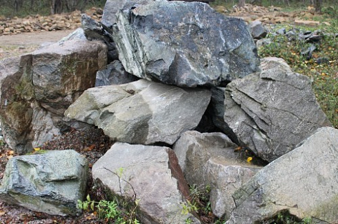 Kamenclub.ru: Змеевик скальник фр. 500-1500 мм.  купить в Новосибирске змеевик зеленый серый черный глыба скальная колотая 7500 руб/т   фото КАМЕНЬ КЛУБ