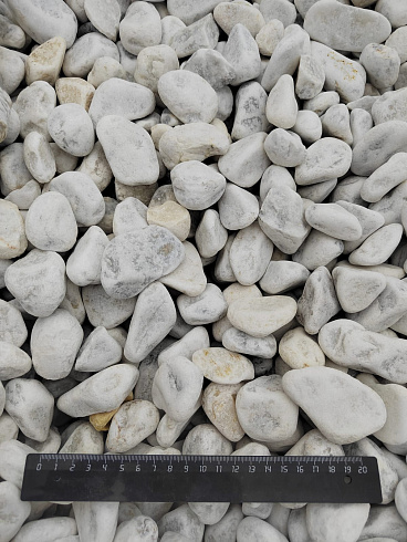 Kamenclub.ru: Мраморная крошка (щебень галтованный белый) фр.40-70 мм.  купить в Новосибирске мрамор белый молочный айвори окатанный округлый природный камень 17000 руб/т   фото КАМЕНЬ КЛУБ