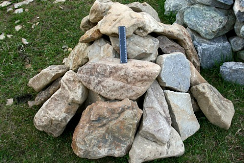 Kamenclub.ru: Песчаник декоративный ландшафтный (фр. 300-500 мм)  купить в Новосибирске песчаник желтый рыжий серый зеленый валун речной окатанный природный песчаника 4 500 руб/т   фото КАМЕНЬ КЛУБ