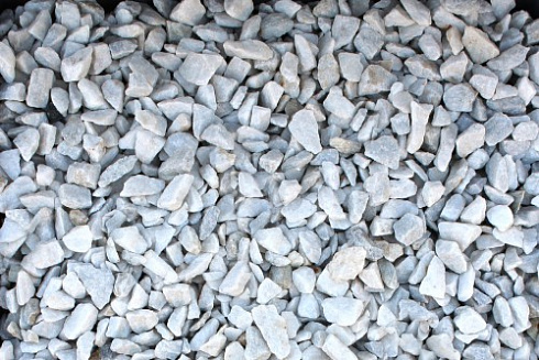 Kamenclub.ru: Мраморная крошка, щебень, цвет-белый, фр. 3-5 мм.  купить в Новосибирске мрамор белый молочный бежевый мрамор колотый 11500 руб/т   фото КАМЕНЬ КЛУБ