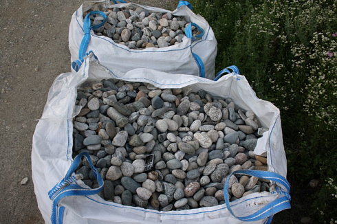 Kamenclub.ru: Галька речная окат (серая) фр.40-60 мм купить  в Новосибирске галька речная серый бежевый рыжий коричневый округлый речной камень 5000 руб/т   фото КАМЕНЬ КЛУБ